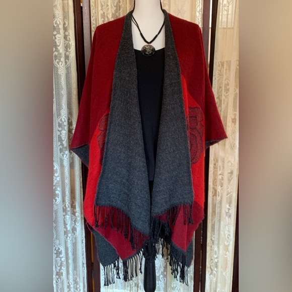 BEAUTIFUL REVERSIBLE ROSE DESIGN FRINGED CAPE PANCHO SHAWL - Picture 9 of 12